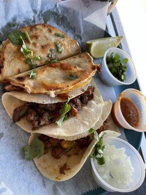 Quesitacos, tacos asada, pastor.