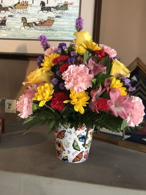 Beautiful arrangement that was ordered online. Delivered on time when scheduled. Will definitely order from here again!