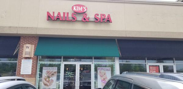 "Kim's Nail & Spa" is fabulous! Clean, prompt, courteous techs w experience. My feet couldn't be happier and my nails look GREAT for WEEKS!