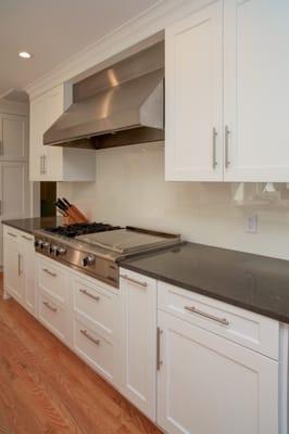 white frameless kitchen