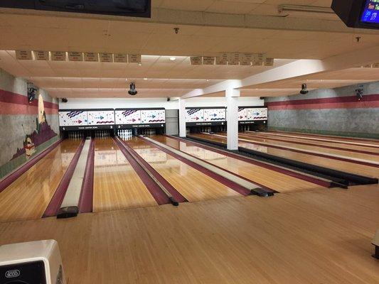 This is a *real* bowling alley. Beautifully kept lanes, knowledgeable staff. Excellent facilities with a charming 80s feel.