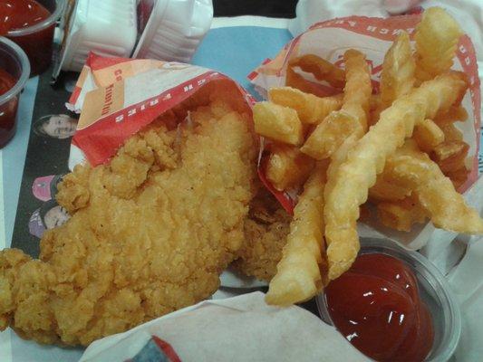 chicken strips w/ crinkle cut fries