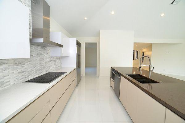 Kitchen with two-tone cabinets