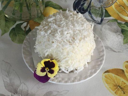 Petite coconut and lemon curd filling cake