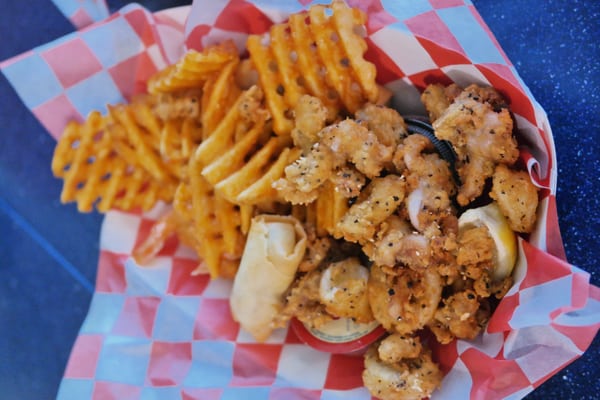 Seafood Sampler 10.95
crispy shrimp, spring rolls & calamari