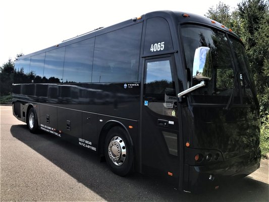 40 Passenger Luxury VIP Bus for weddings with Leather Seats/Free Wifi and Outlets!