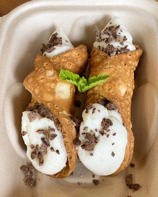 Delicious cannolis