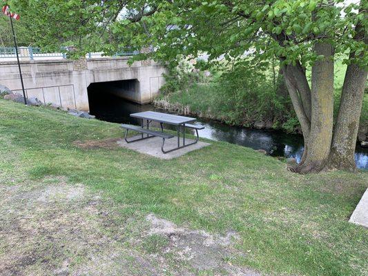 Do you have the choice to come eat next to the gas station on the river there at least two tables and one bench