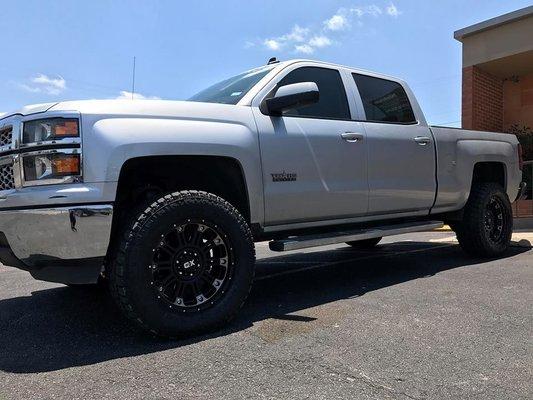 Chevy 1500 6" lift on 35's