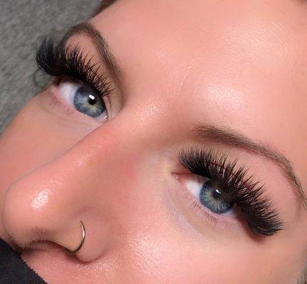 Enhance your natural beauty with stunning eyelash extensions that last for weeks. Discover top-rated beauty professionals near you and sched