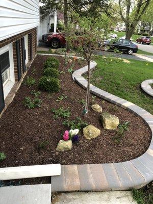 Retaining wall with mulch bed