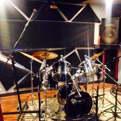 Drum tracking room