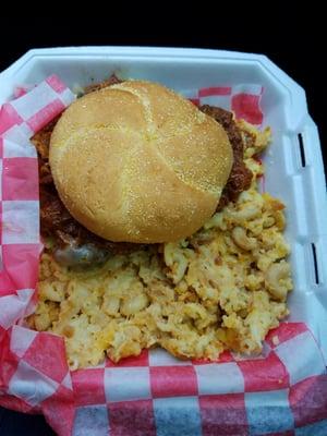 El Jorge burger with macaroni and cheese