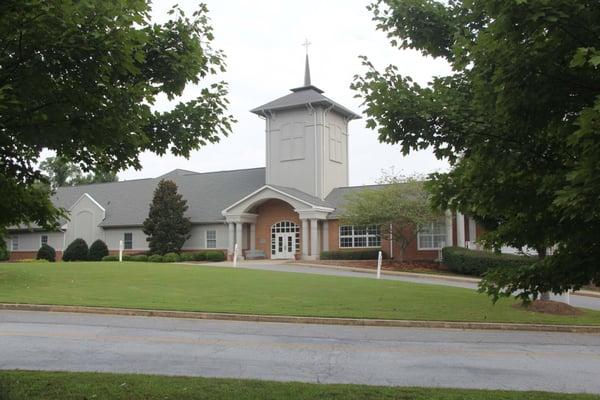 Alpharetta Presbyterian Church is located on Academy Street near Alpharetta's City Center.