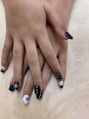 I am very happy I got the nails done in this store. I like this store. The work that they did is great. The service is very nice.