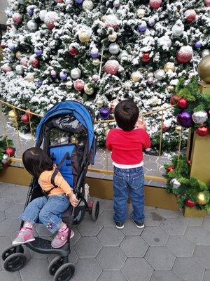 My children @ Universal Studios for the 1st time ever for a grinchmas buffet. Mommy works hard.