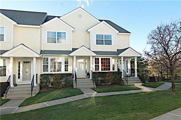 Comfortable and roomy 3 bedroom, 3 bath Townhouse sold in 2018 in Stamford, Ct