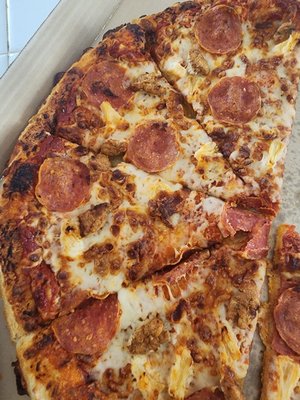 Pepperoni, Sausage and Pineapple.  VERY LOW QUALITY WITH MINIMAL TOPPINGS!