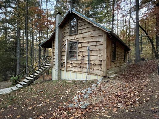 Side view of Buzzards Roost cabin. (Note stairs-not accommodating for limited mobility)