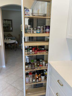 Pull out spice rack!