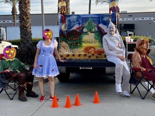 Trunk-or-treat 2021: scarecrow, Dorothy, Tinman & cowardly lion welcome you.(to Emerald City).