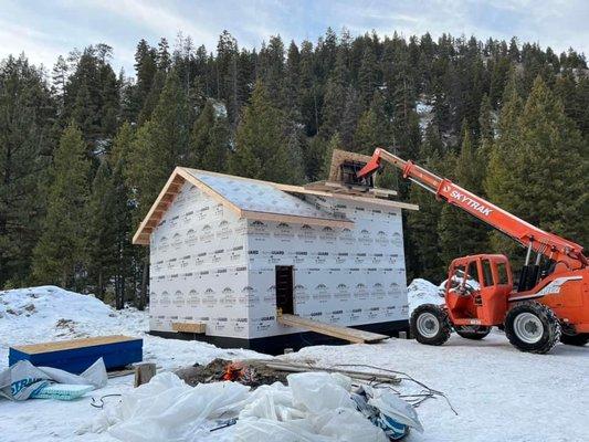 Installing roof on a Cabin