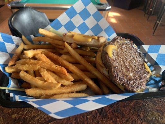 Cheeseburger with fries