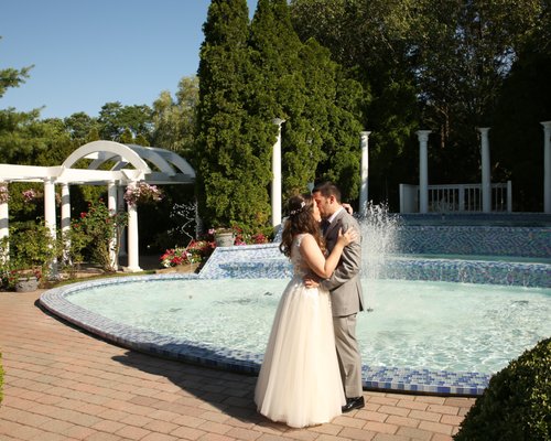 A newly wed couple at the Fountain Garden