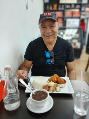 Albóndigas de carne de res en salsa con arroz blanco, papas hervidas y frijoles negros.