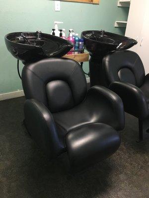 Nice shampoo room! Chairs adjust for everybody to get comfy.