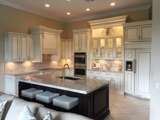 Tradicional kitchen in Weston Florida. Elegant kitchen island. Custom cabinets.