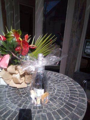 Congratulate your champion of choice with a fully customizable gift basket: local flowers, superfoods, bodycare, sparkling wine, gifts