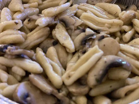 Cavatelli with mushrooms in garlic sauce