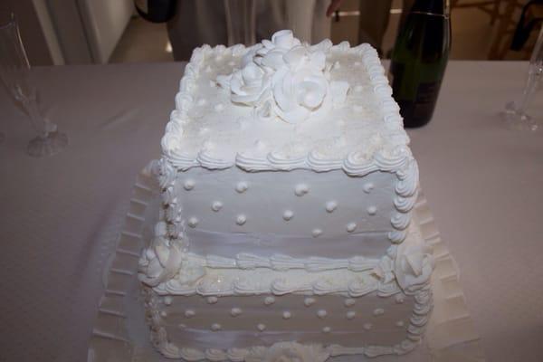 Really really good looking wedding cake and sooooo delicious