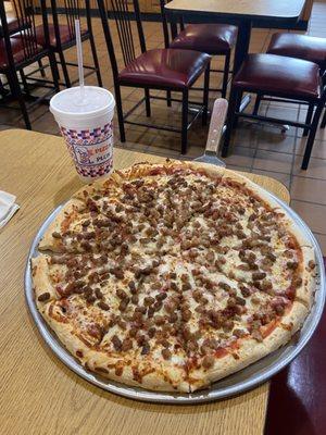 Meat lovers pizza and sweet tea! Amazing!