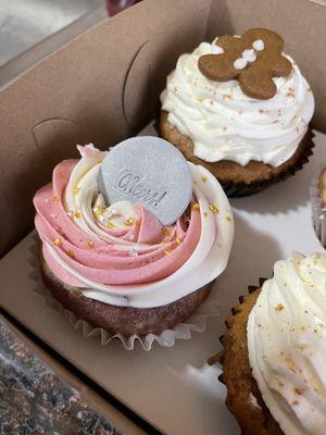 Gingerbread and Cheers cupcakes