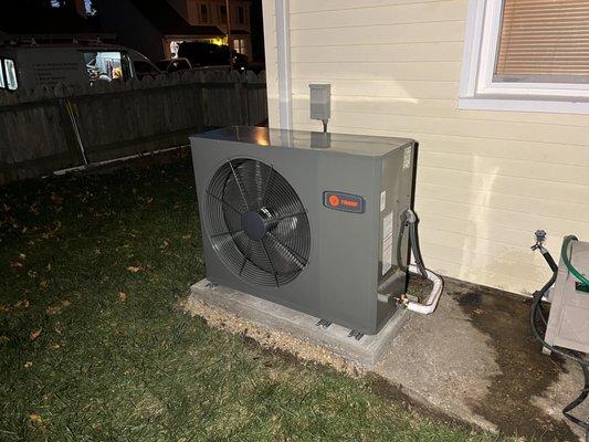 Trane low profile single stage 15 SEER heat pump.  Efficient and quiet.