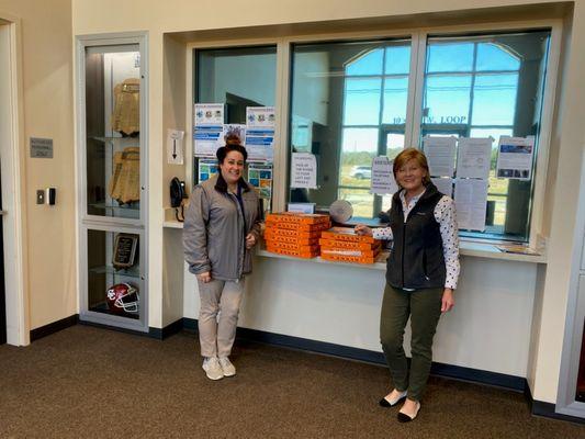 Mary treating first responders to some yummy pizza!