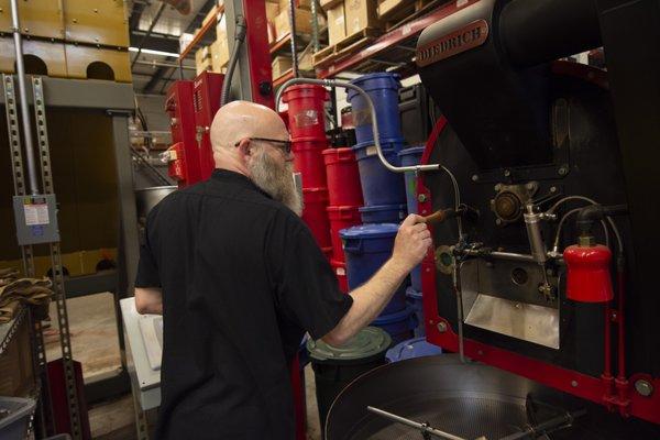 Roastmaster Paul and the red roaster "Chessie".