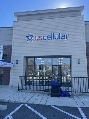 US Cellular Greenville Storefront. Located beside Fresh Vibes and Dunkin'