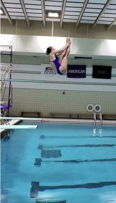 Reverse dive (pike position) or gainer (dive position) of 1M diving board.