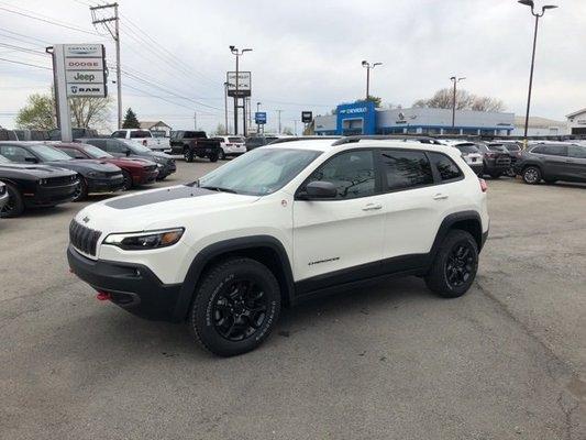 New 2019 Jeep Cherokee Trailhawk 4x4. Poage priced at $30,000.