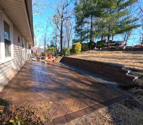 Paver Patio & Retaining Wall Complete