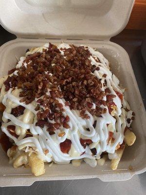 BOMB FRIES Steak, house sauce, fries, Sourcream, bacon bits