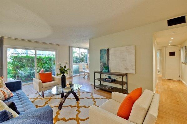 The Flat In Mountain View - Living room looking out into the garden