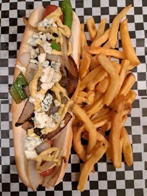 THE PORTLAND DOG
 Green peppers, grilled onions, spicy mustard,mayo, blue cheese crumbles $9