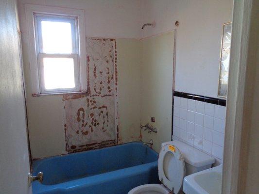 Damaged bathroom. Needs total renovation.