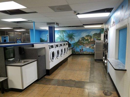 LOVE THE CLEAN MACHINES!!! SO CLEAN YOU CAN EAT OFF THE FLOOR!!! BEAUTIFUL ART ON THE WALLS...