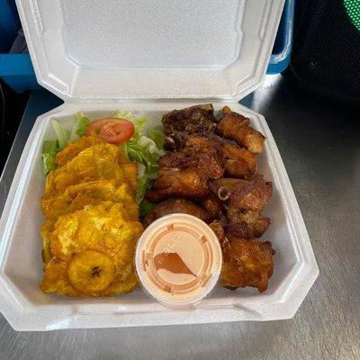 Chicharrones de Pollo con Tostones / Fried Bone-In Chicken Chunks with Fried Green Plantain