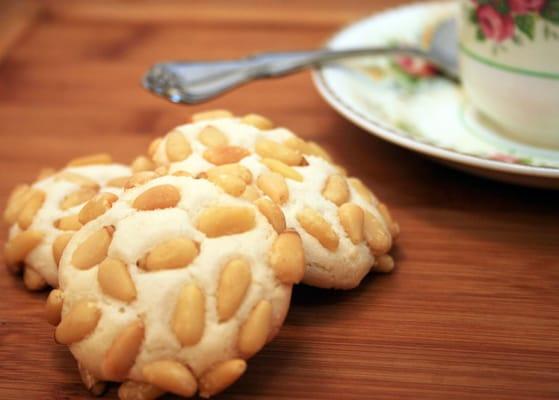 Traditional Italian pine nut cookie made with almond and vanilla.